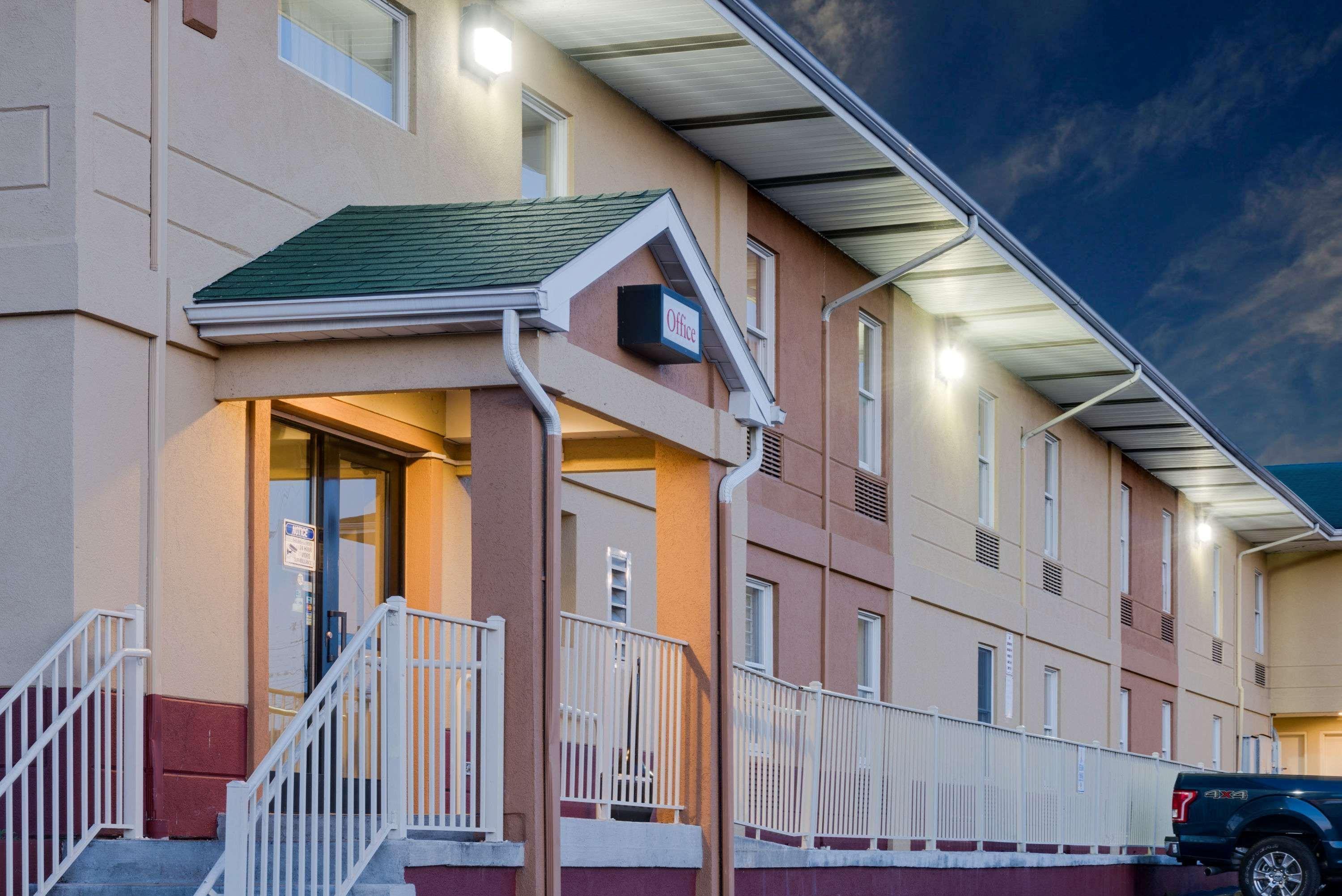 Super 8 By Wyndham Allentown Bagian luar foto