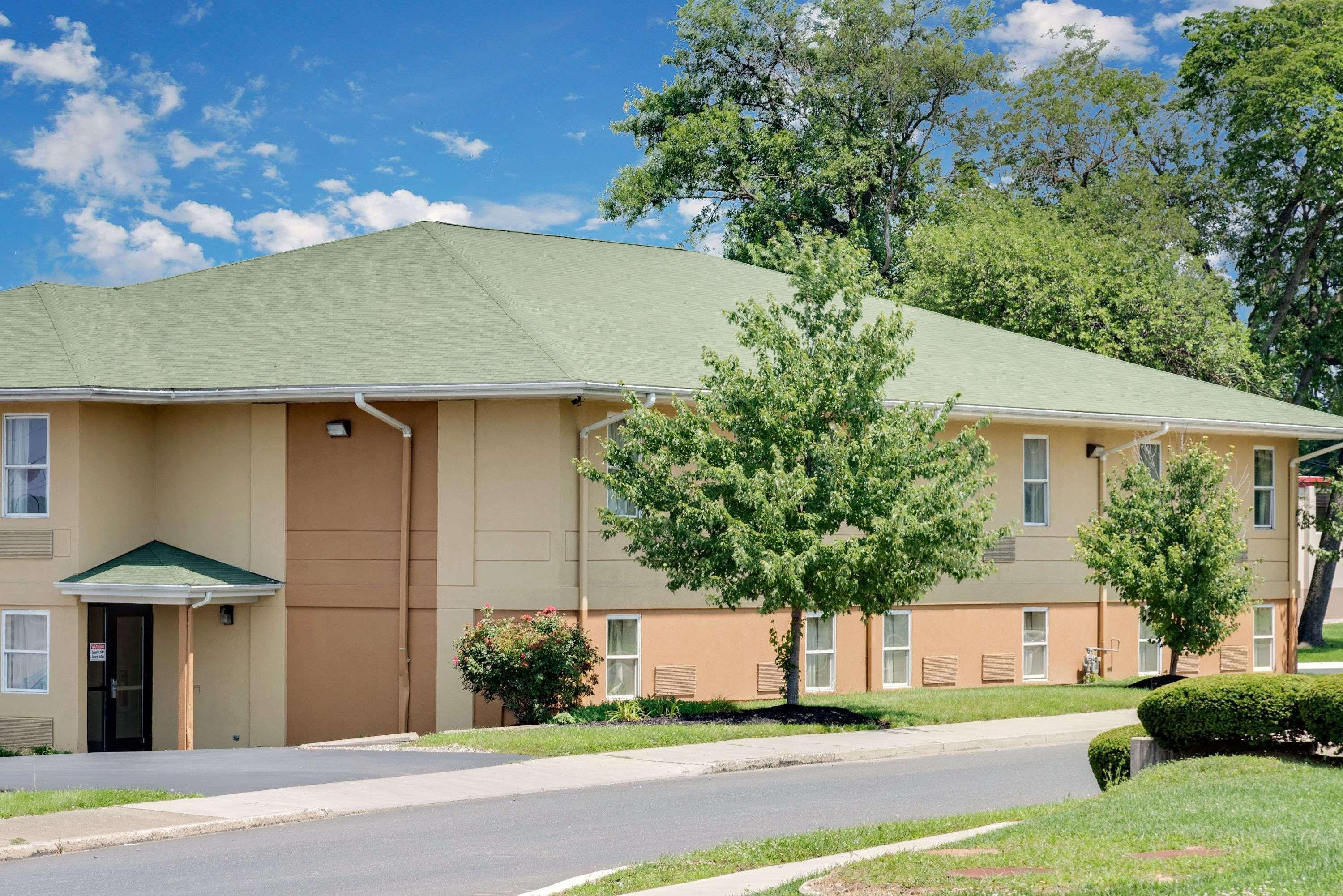 Super 8 By Wyndham Allentown Bagian luar foto