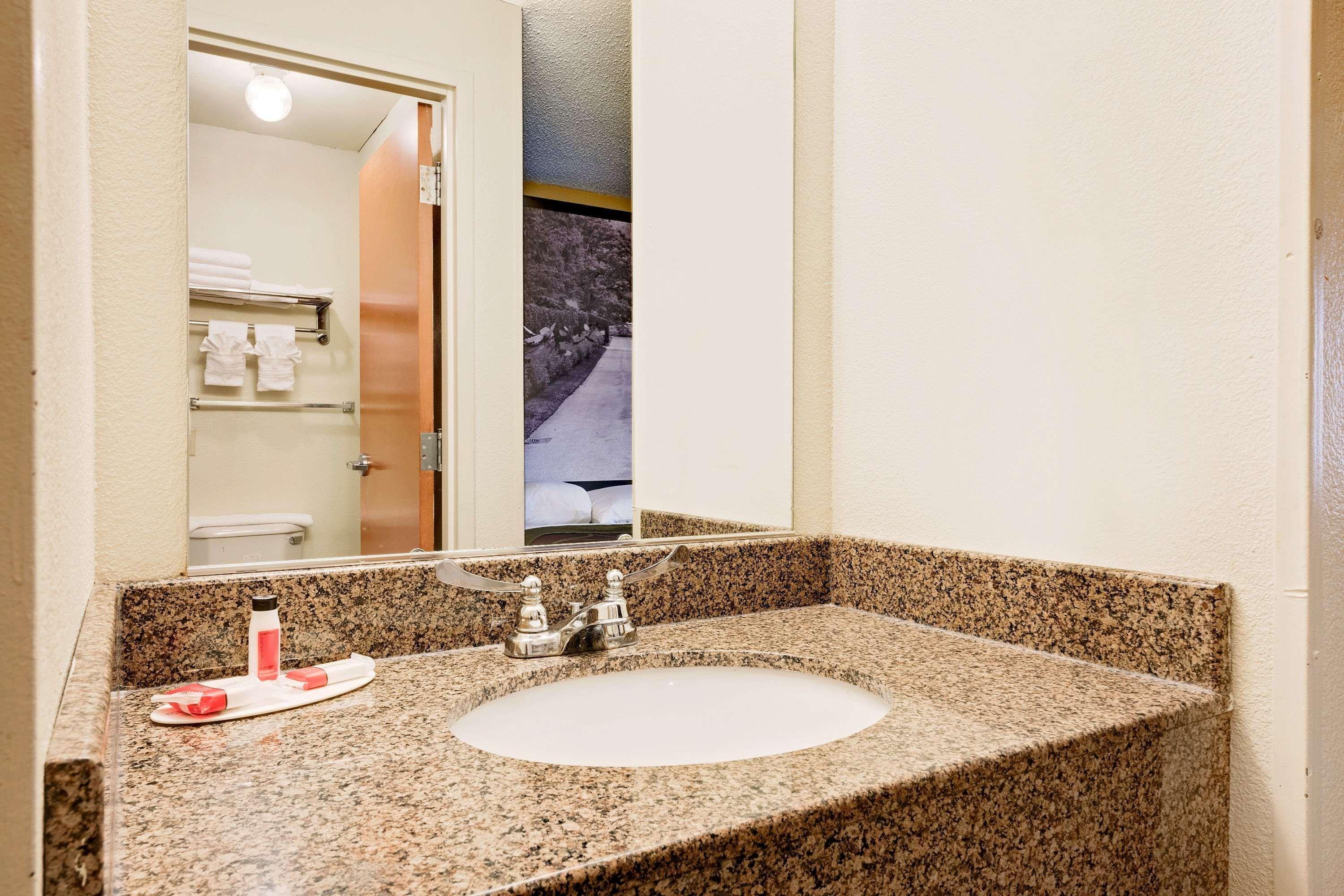 Super 8 By Wyndham Allentown Bagian luar foto