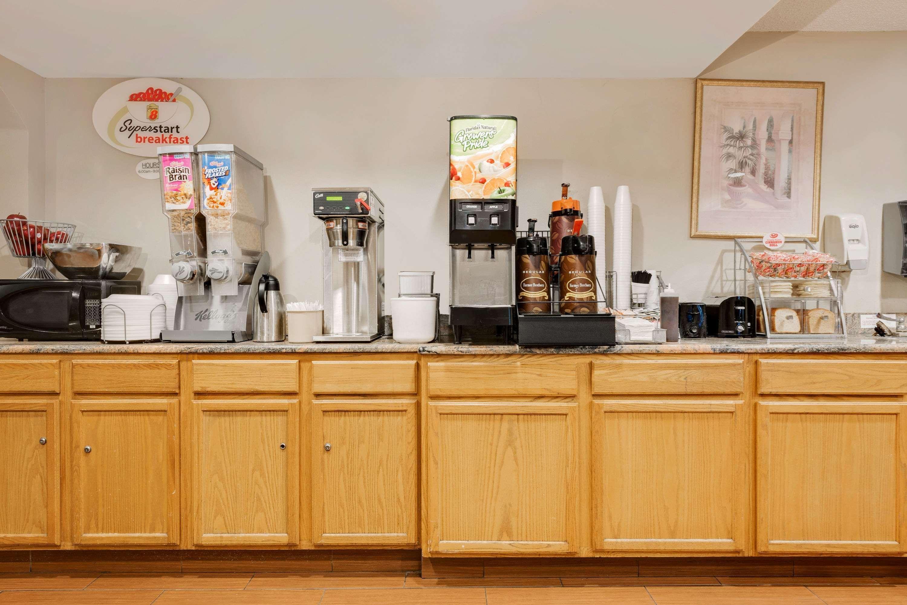 Super 8 By Wyndham Allentown Bagian luar foto