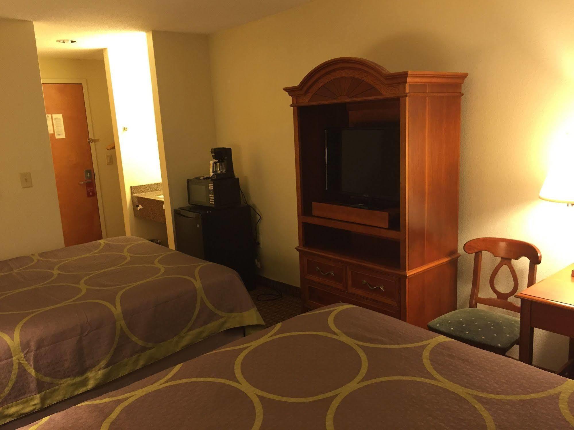 Super 8 By Wyndham Allentown Bagian luar foto