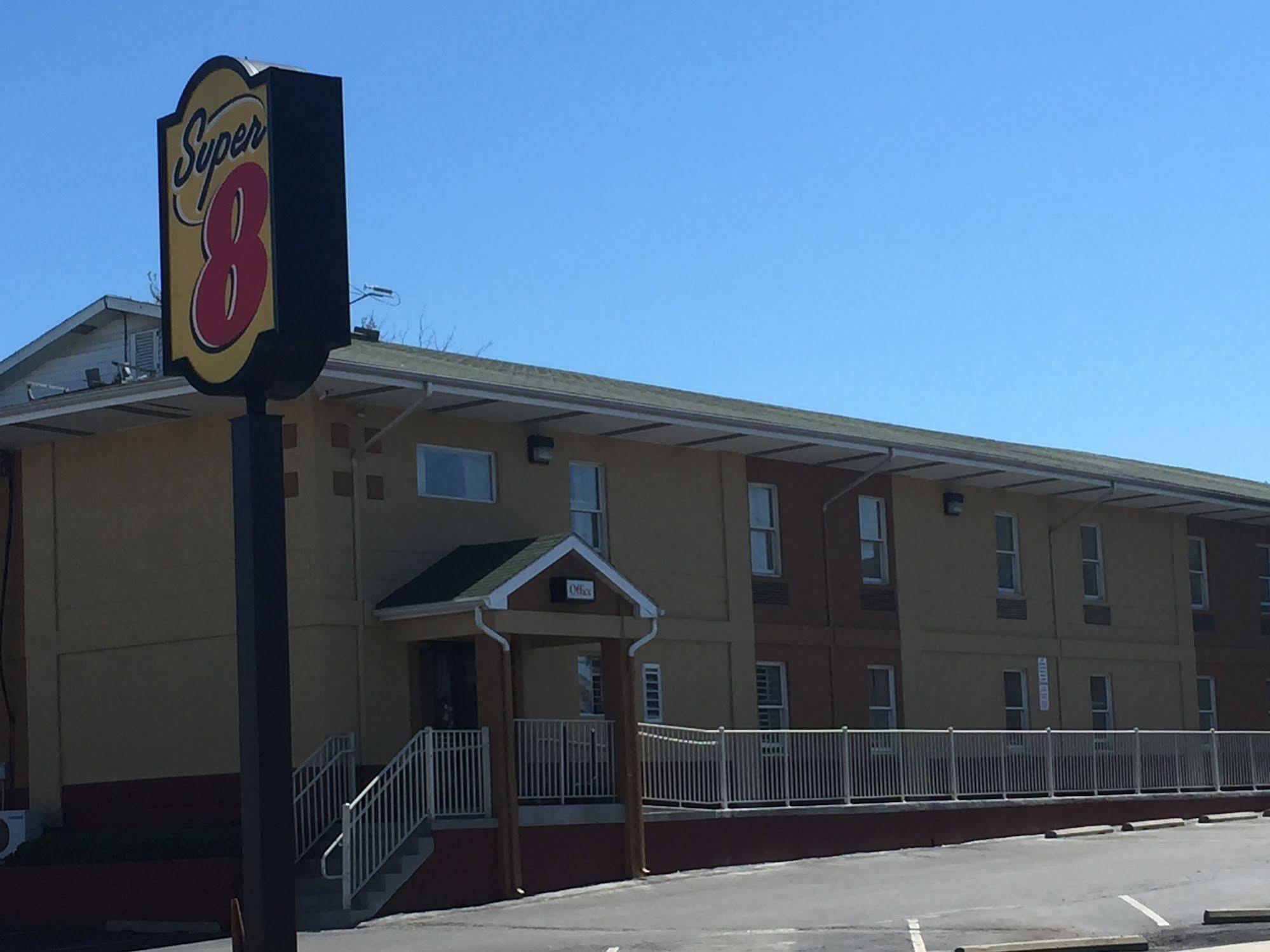 Super 8 By Wyndham Allentown Bagian luar foto