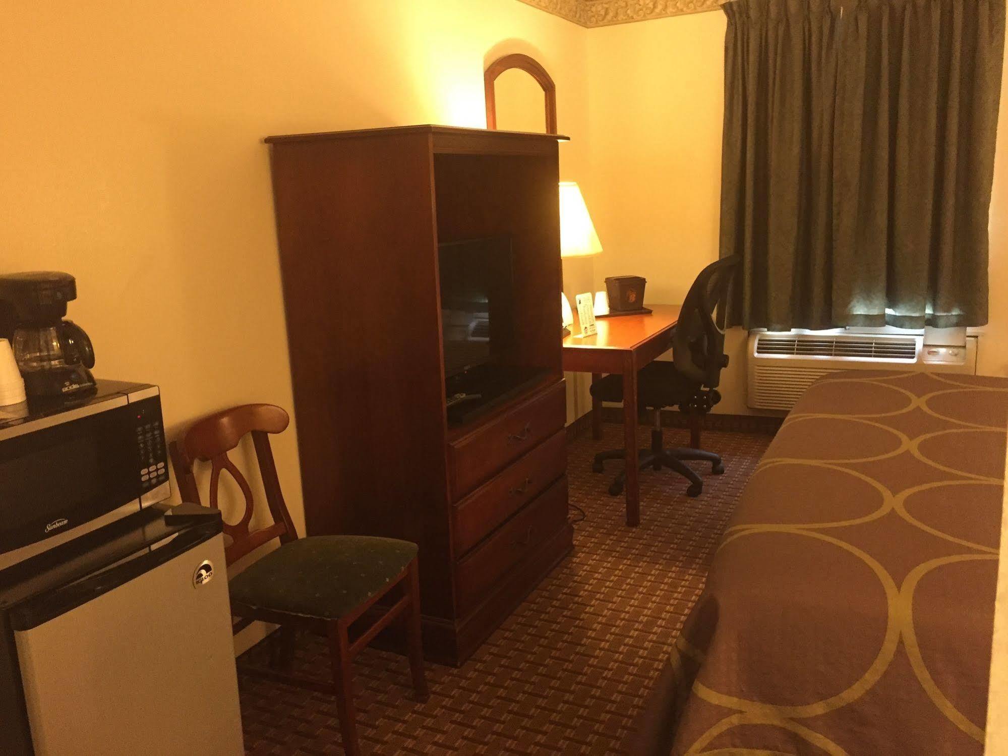 Super 8 By Wyndham Allentown Bagian luar foto