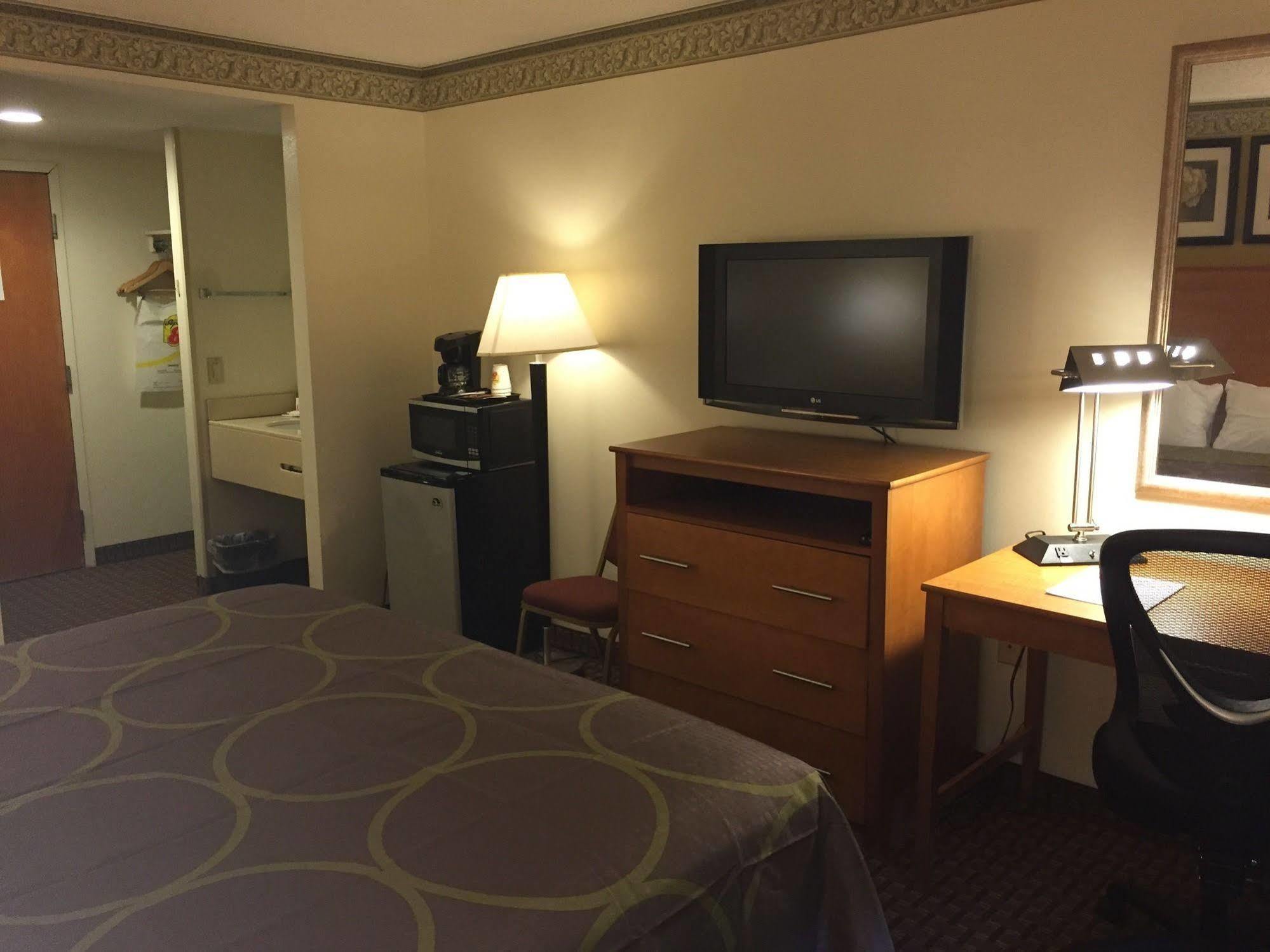 Super 8 By Wyndham Allentown Bagian luar foto