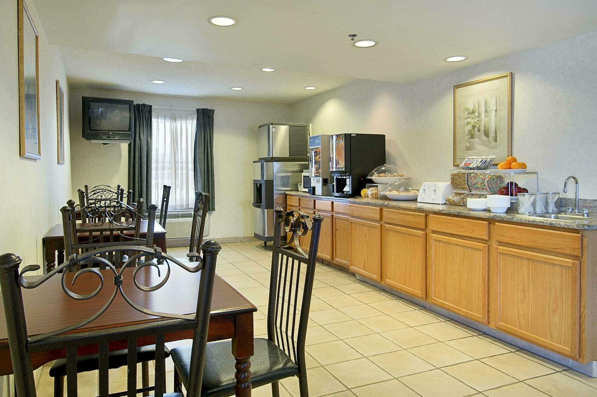 Super 8 By Wyndham Allentown Bagian luar foto